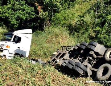 Carreta sai da pista e tomba em trecho da BR-116 próximo a Muriaé