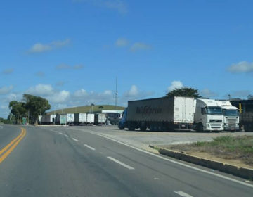 Mesmo com novo acordo, caminhoneiros seguem parados na região