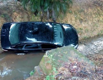 Motorista perde controle do carro e cai dentro de córrego em Cataguases