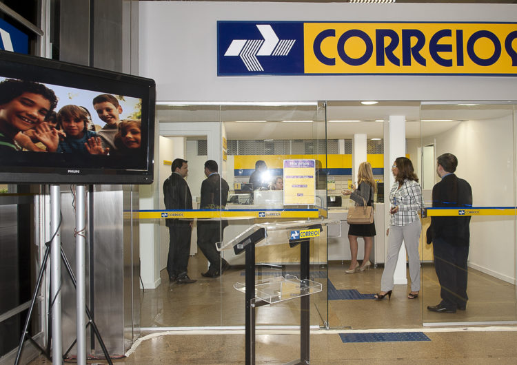 Greve dos caminhoneiros faz Correios suspenderem envio de Sedex