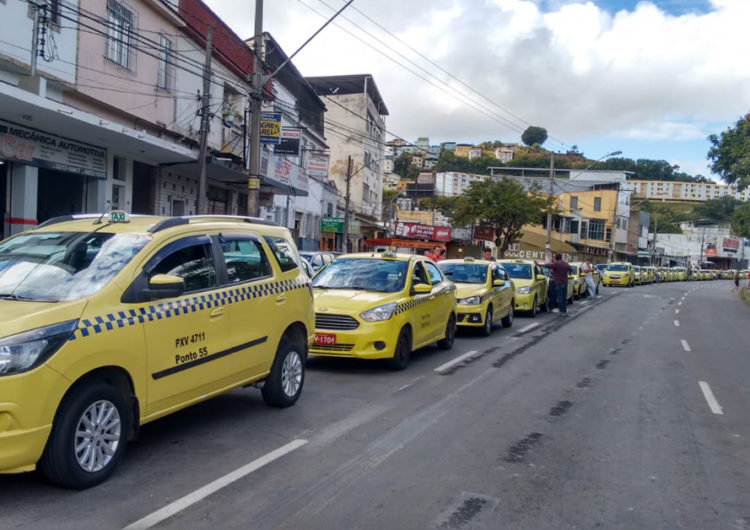 Motoristas formam fila em busca de combustível nos postos de Juiz de Fora