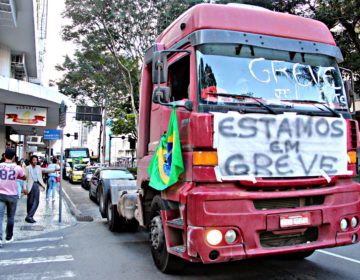 Motoristas em apoio à greve dos caminhoneiros fazem manifestação pela Avenida Rio Branco