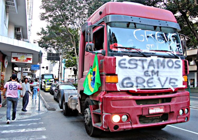 Motoristas em apoio à greve dos caminhoneiros fazem manifestação pela Avenida Rio Branco