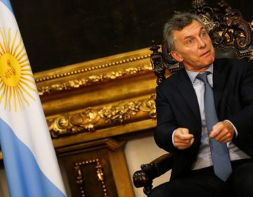 Macri anuncia fim de turbulência no câmbio, mas prevê tempos duros