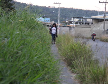 Falta de capina incomoda moradores do bairro Cerâmica