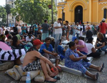 Desabrigados de prédio que desabou em SP ficam na rua e reclamam por moradia