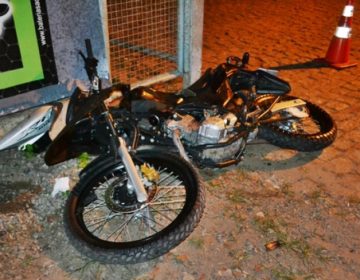 Motociclista sofre fratura exposta em colisão com picape em Muriaé