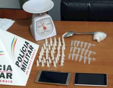 PM apreende 40 pinos de cocaína e prende suspeito de tráfico em Recreio