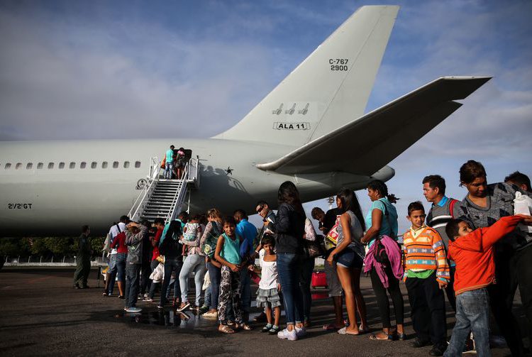 Em Boa Vista, 871 venezuelanos são levados de praça para abrigos