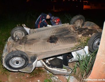 Fusca despenca de barranco em Muriaé e condutor morre