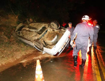 Duas pessoas ficam feridas após automóvel atropelar cavalo na BR-356 em Muriaé