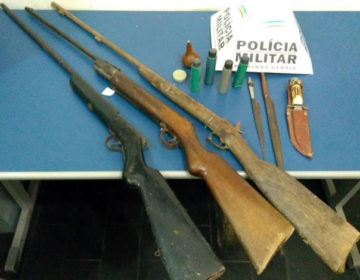 Após denúncia de ameaça, PM de Leopoldina apreende armas e munições na estrada de Vista Alegre