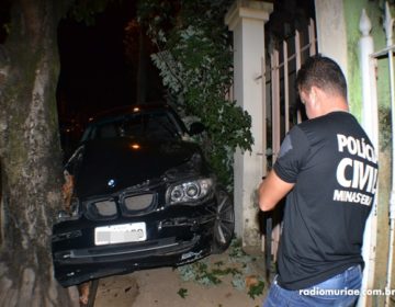 Homem é detido após bater BMW em árvore no bairro São Francisco