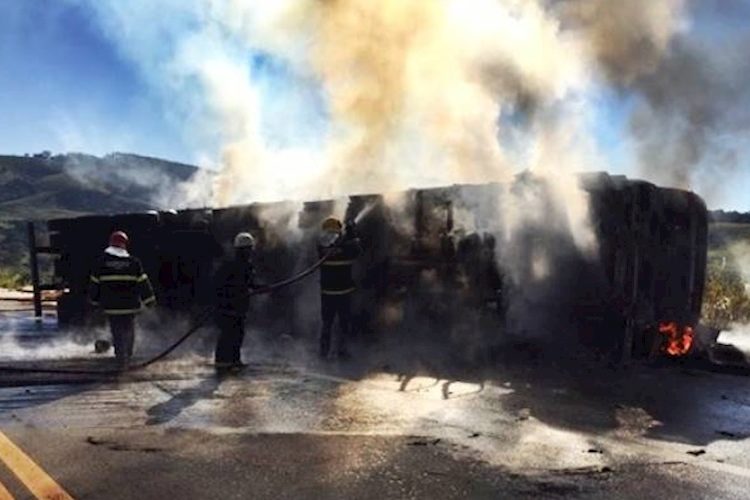 Carreta que transportava paletes tomba e pega fogo na BR-116 entre Laranjal e Muriaé