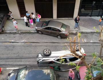 Carro capota no bairro Granbery e motorista se fere levemente