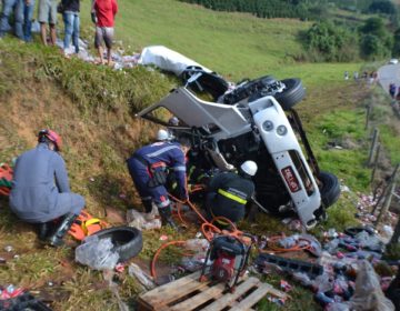 Caminhoneiro morre e ajudante fica ferido após carreta tombar na BR-356