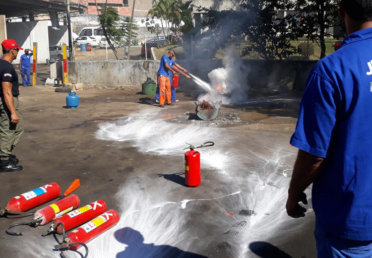 Servidores do Demlurb recebem treinamento prático sobre prevenção de incêndios