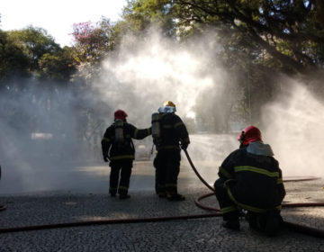 Bombeiros em Juiz de Fora realizam simulado de combate a incêndio em mais um dia da semana de prevenção