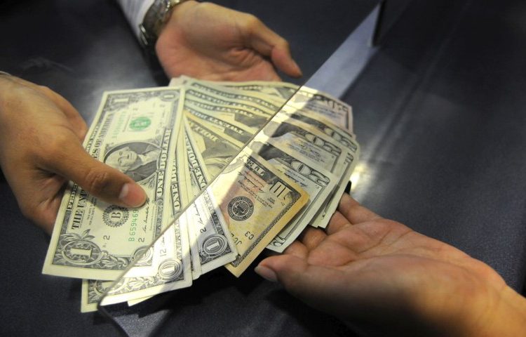 Dólar abre em alta cotado a R$3,72