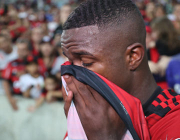 Vinicius Jr. se emociona com despedida  do Maracanã e Flamengo continua líder isolado