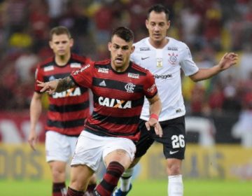 Flamengo vence Corinthians e permanece na liderança do Brasileirão