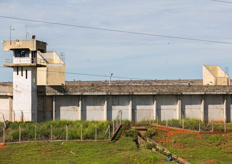 Fonte de recursos para bloqueadores de celular em presídios pode ser votada