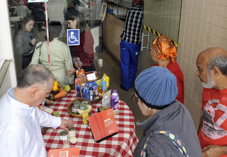 Usuários do Restaurante Popular recebem informações sobre boa alimentação