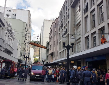 Bombeiros de Juiz de Fora realizam demonstração de salvamento em altura