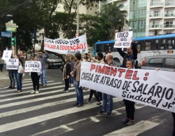Professores da rede estadual realizam atos e paralisação contra o atraso dos salários