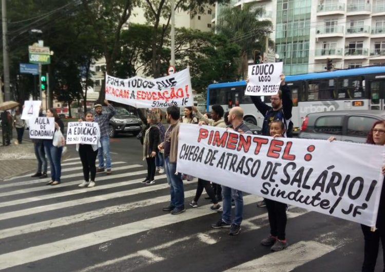 Professores da rede estadual realizam atos e paralisação contra o atraso dos salários