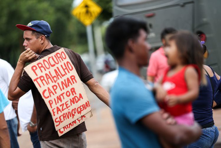 Portaria disciplina emissão de carteira de trabalho para imigrantes