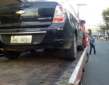Agentes de trânsito removem veículo com quase R$15 mil em multas registradas