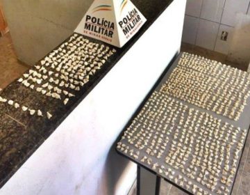 PM apreende mil papelotes de cocaína em casa abandonada em Muriaé