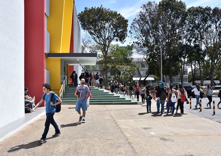 Alunos carentes poderão receber bolsas no ensino superior