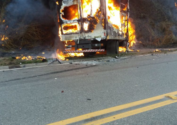 Motorista morre e caminhão pega fogo após batida entre veículos na BR -040