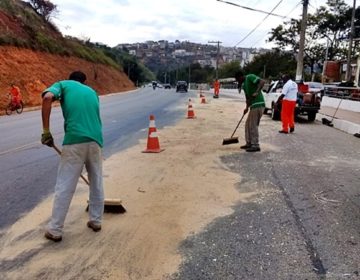 Equipe do Demsur faz limpeza da BR-356 após carga de margarina cair de caminhão