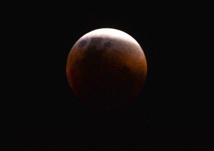 Maior eclipse total da Lua do século 21 ocorre nesta sexta