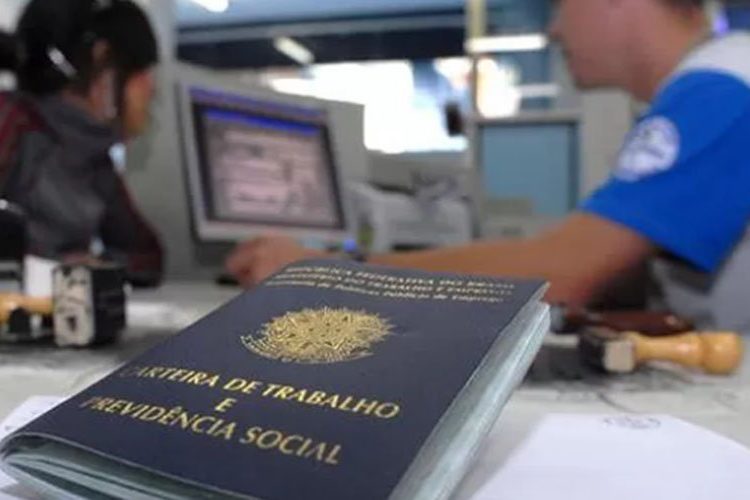 Projeto proíbe agências de emprego de cobrar taxas para cadastro de currículo
