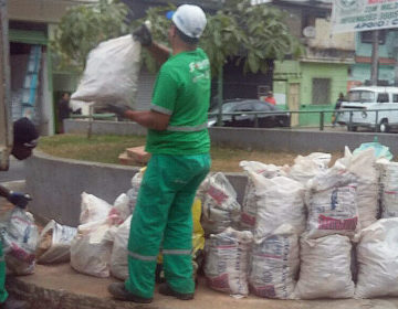 Demlurb retira entulhos descartados na Avenida Ibitiguaia