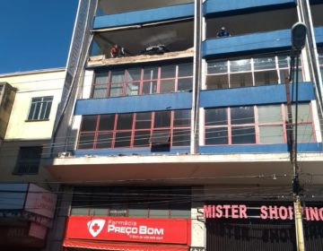 Parte do muro do estacionamento do Mister Shopping cai na Avenida Getúlio Vargas