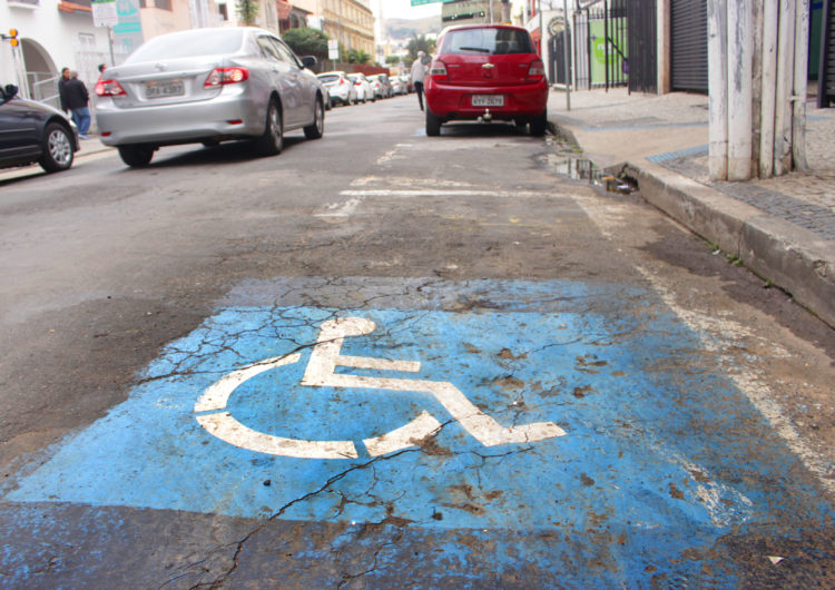 Resolução facilita credenciamento de pessoas com deficiência para uso de vagas de estacionamento