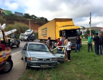 Acidente entre automóvel e caminhão dos Correios deixa um ferido na BR-116, em Muriaé