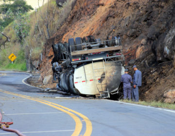Carreta pega fogo na união indústria e interdita rodovia