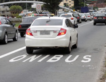 Mais de 2 mil infrações de trânsito em faixa exclusiva foram registradas em Juiz de Fora