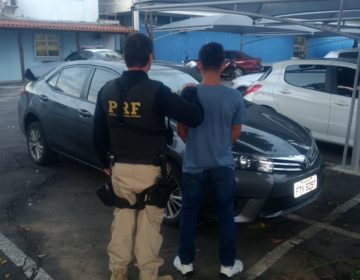 PRF recupera veículo roubado e apreende drogas