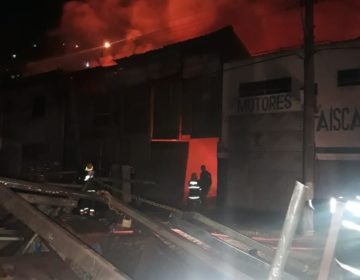 Homem morre durante incêndio em galpão no bairro Ladeira