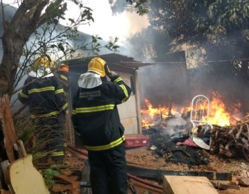 Três pessoas morrem em incêndio em residência na cidade de Carandaí