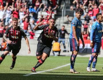 Atlético-PR derrota o Flamengo na Arena da Baixada