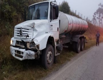 Motociclista morre após bater de frente com carreta em Barbacena