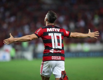 Flamengo supera o Vitória e continua na cola dos líderes